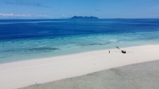 美丽海滩与清澈海水景观