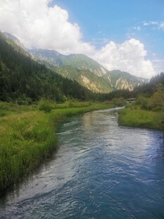 山间河流美景