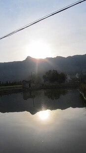 夕阳下的山水倒影美景