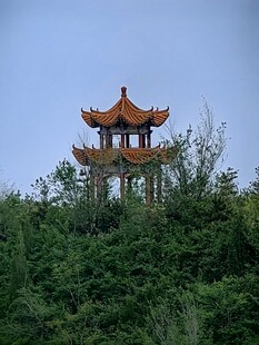 山林中的古典双层凉亭