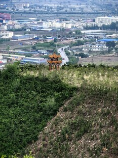 山坡上的城市远景景观