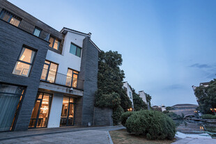 现代风格建筑外观夜景