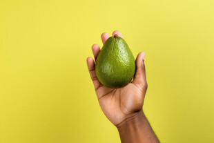 手捧鲜绿牛油果