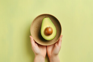 双手捧盘的牛油果特写