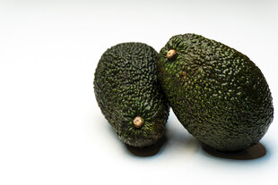 两个牛油果特写