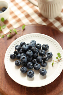 盘中新鲜蓝莓色泽诱人