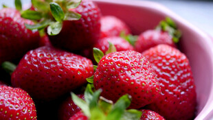 碗中新鲜草莓色泽诱人