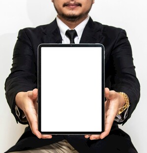 男士手持空白平板展示