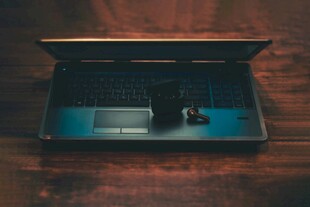 桌上笔记本电脑与咖啡杯