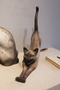 伸展的猫咪雕塑