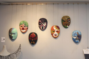 多彩艺术面具墙面展示
