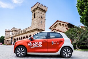 红色小车停于欧式建筑前