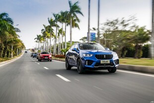 公路上行驶的蓝色与红色汽车