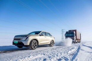 雪地中行驶的汽车与货车