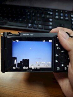 手持相机屏幕显示风景画面