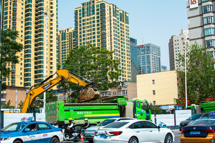 城市施工场景中的挖掘机