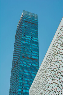 现代高楼与纹理墙面景观