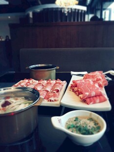 丰盛火锅食材诱人上桌