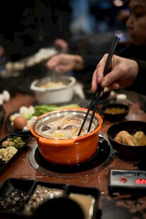 热闹的火锅聚餐场景