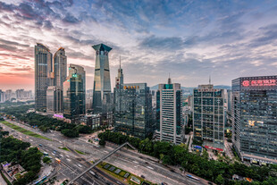 城市天际线的壮丽黄昏景观