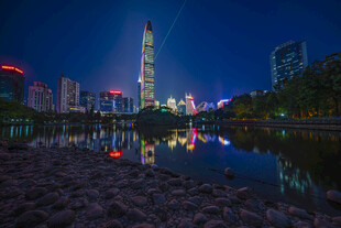 城市夜景湖畔高楼倒影