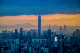 黄昏下的繁华都市天际线