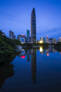 深圳地标夜景倒映湖面