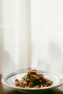 美味菜肴摆于精致盘中