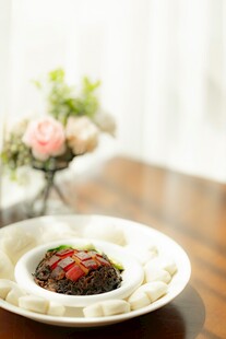 精致盘中美食与花卉点缀