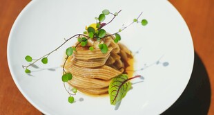 精致摆盘的美味面食