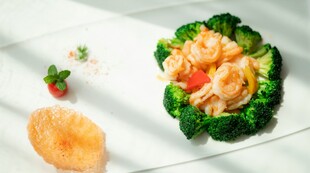 虾仁西兰花配炸物美食