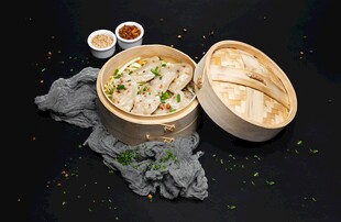 美味蒸饺配蘸料