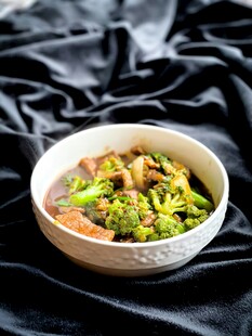 美味炒菜盛于碗中