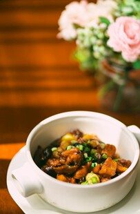 美味炖菜盛于白瓷碗中