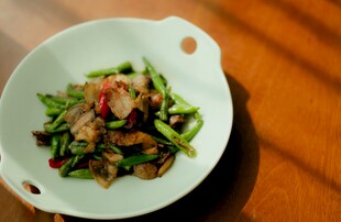 美味青椒炒肉装盘展示