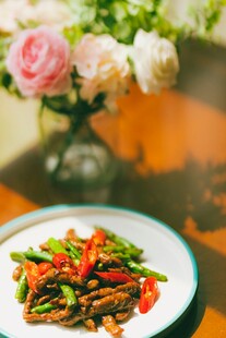 美味青椒炒肉丝摆于桌前