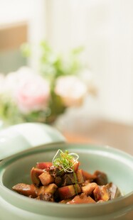 美味卤肉装点精致菜肴