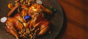 美味烤鸡配丰富佐料