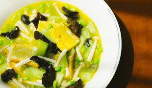 美味蛋花木耳蔬菜汤