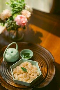 精致茶点与茶具的优雅组合