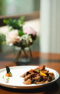 美味佳肴摆于精致餐桌