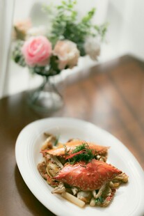 美味螃蟹菜肴摆于盘中