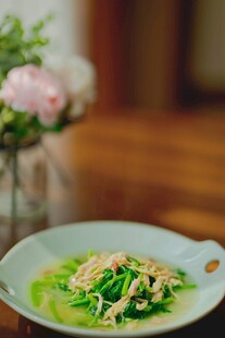 清新美味的鸡肉蔬菜菜肴