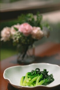 清新摆盘的翠绿青菜