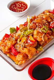 美味香酥炸鸡配特色蘸料