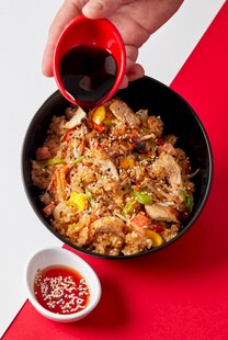 美味炒饭正浇酱油