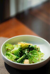 清炒时蔬摆于素雅碗中