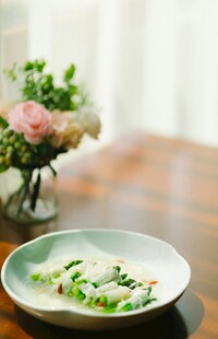 清新花卉配精致盘中绿植