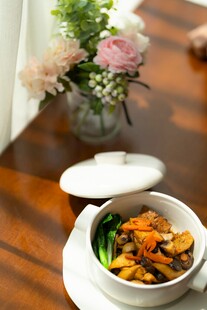 中式美味菜肴摆于木桌