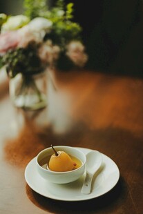 精致甜点置于木桌花瓶旁